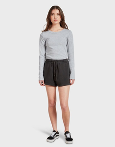 Shorts de sport pour femmes de haute qualité avec logo personnalisé, deux poches latérales et cordon de serrage pour un confort respirant et décontracté - Product Image 3
