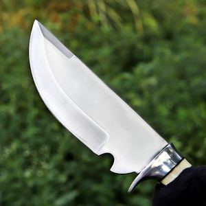 Cuchillo de caza de acero J2 hecho a mano personalizado con mango de resina Protector de acero J2 Borde parcialmente dentado Camping y senderismo Garantía de 3 años - Product Image 5
