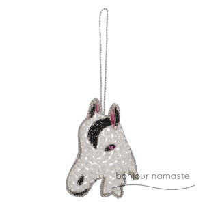Ornamento per il viso con stallone bianco perla | Decorazione artigianale con perline e ricami - Product Image 1