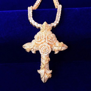 Collar con Colgante de Cruz de Flor en Plata 925 Chapada en Oro con Moissanita VVS de Alta Gama, Joyería Brillante a Precio de Mayoreo - Product Image 1