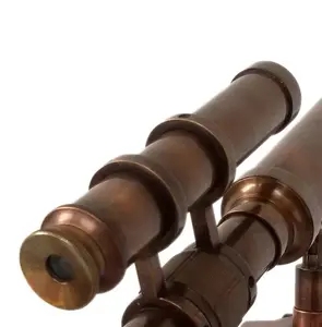 تلسكوب بحري عتيق من النحاس بتصميم دبل بريم مع حامل ثلاثي القوائم خشبي يوضع على الطاولة بتصميم قديم للبحرية