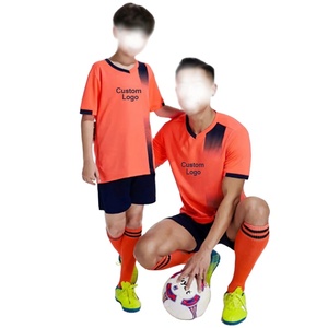 Vente en gros de vêtements de football pour hommes avec logo personnalisé Conception d'ensembles de découpe automatisée OEM - Product Image 1