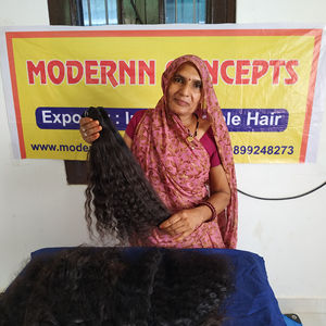 Extensions de cheveux Remy vierges brutes de temple indien en gros, tissage en lot bouclé de couleur noire naturelle à cuticule alignée - Product Image 5