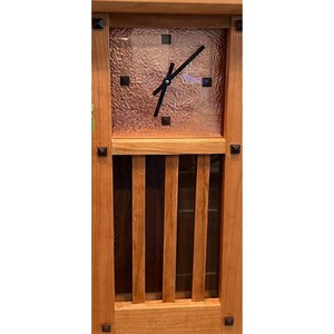 MARVELOUS; el reloj de mesa de madera añade un sentido de sofisticación sin ser demasiado llamativo ni deslumbrante. - Product Image 1