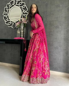 Dernier modèle de Lehenga Choli en viscose de soie lourde de créateur, personnalisé pour les mariages, les fêtes et les événements en plein air, au prix d'exportation - Product Image 3