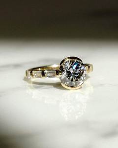 Anillo de compromiso con diamantes cultivados en laboratorio de 2.0 CTW, engaste de bisel, diseño de racimo, color amarillo dorado, CVD, anillo de boda chapado en rodio, joyería nupcial para fiestas - Product Image 3