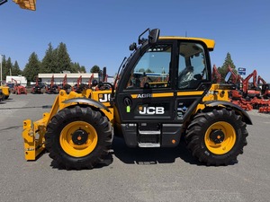 Chariot télescopique agricole JCB 532-60 alliant des performances de levage impressionnantes et un confort d'opérateur exceptionnel pour maximiser la productivité - Product Image 1
