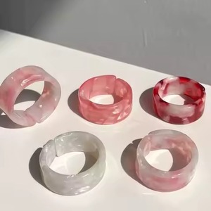 Ronds de serviette décoratifs en résine pour tables à manger formelles avec des motifs floraux et un attrait artisanal - Product Image 3