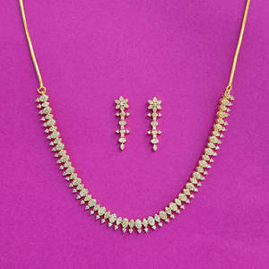 Conjunto de Collar y Aretes de Aleación de Cobre Chapado en Oro para Mujer del Sur de la India con Diseño de Mariposa y Detalles de Diamantes para Fiestas - Product Image 2