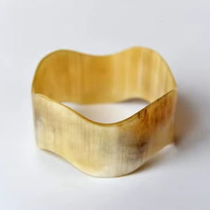 Brazalete de Cuerno de Búfalo Natural Pulido y Ecológico para Mujer, Forma Redonda para Bodas - Product Image 1