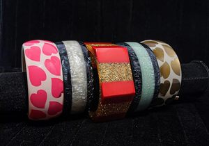 Nuevos diseños de brazalete de resina geométrica ideales para brazaletes de resina atractivos modernos y artísticos con acabado metálico ideal para la noche - Product Image 4