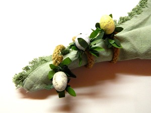 Ensemble élégant d'anneaux de serviette ronds en jute avec des accents floraux pour la mise en place de la table à manger, les fêtes, les mariages et l'usage domestique en provenance d'Inde - Product Image 6