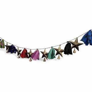 Guirlande bohème en soie de sari recyclée de 180 cm avec clochettes et étoiles pour la décoration bohème et les festivités de Diwali - Product Image 3