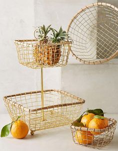 Cesta de Frutas y Pan de Dos Niveles, Chapada en Oro de Alta Calidad, Accesorios de Cocina, Diseño Art Deco para Diwali y Bodas - Product Image 1