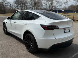 Tesla Model Y Long Range 2022 en parfait état - Product Image 4