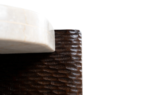 Mesa de Comedor de Lujo de Mármol Bottochino con Patas Entrelazadas de Madera de Acacia Sólida con Detalles Tallados a Mano y Patrón Geométrico en los Bordes - Product Image 5