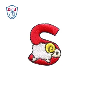 Patch alfabeto animale 26 lettere imposta adesivi ferro su distintivi ricamati nome personalizzato ricamo vestiti Logo della squadra personalizzato