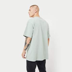 Camiseta clásica de gran tamaño con hombros caídos en verde polvo: Jersey de algodón 100%, peso medio, cuello acanalado, manga corta con logotipo personalizado - Product Image 2