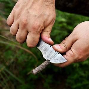 Cuchillo de caza de Damasco para hombres con funda de cuchillo de explorador de transporte horizontal Soporte OEM personalizable para desollar - Product Image 3