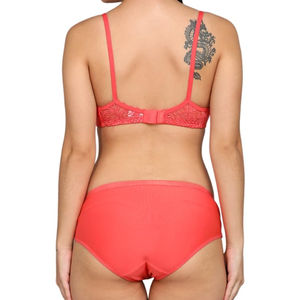 Conjunto de lencería de lujo con bordado elegante y costuras de alta calidad disponible para el mercado boutique y de alta gama. - Product Image 2