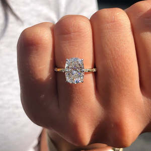 Bague de fiançailles solitaire en diamant de laboratoire certifié IGI 3,30 carats avec halo caché en coussin allongé et bande distante - Product Image 4