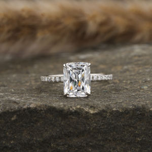 Anillo de compromiso de diamante de corte radiante cultivado en laboratorio, certificado IGI de platino 950, ajuste de pavé lujoso, regalo de estilo moderno para mujer - Product Image 2