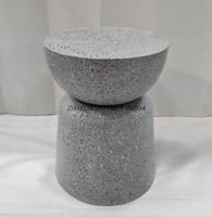 Table basse rose minimaliste de forme arrondie avec un design texturé et moucheté, fabriquée en métal durable pour une esthétique moderne