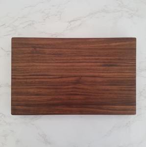 Planche à découper en bois fabriquée en Inde avec logo gravé pour un usage cadeau, planche de cuisine personnalisée sur mesure à prix de gros - Product Image 1