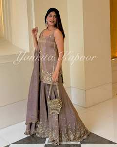 Heavy Party Wear Crepe Seda Secuencia Bordado Top Manga completa y Sharara con Heavy Georgette Bordado Trabajo Dupatta - Product Image 5