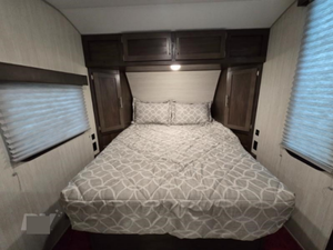 NEATLY USED 2020 F-O-R-E-S-T RV R-I-V-E-R WOLF PUP BLACK LABEL 16PF DISPONIBLE À LA VENTE - Product Image 2