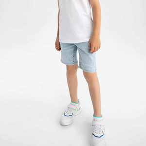 กางเกงขาสั้นสีฟ้าอ่อนแบบทำเก่าสำหรับเด็ก ขายส่ง กางเกงยีนส์คุณภาพสูงสไตล์ฮิปฮอป พร้อมป้ายยี่ห้อและขนาดตามสั่ง - Product Image 3