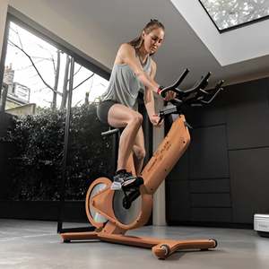 Nouveau vélo de spinning Rev Wood Finish pour l'entraînement cardio d'endurance en cyclisme en salle, idéal pour les studios de fitness et les salles de sport à domicile - Product Image 1