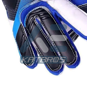 Gants de gardien de but de football UltraGrip avec paume rembourrée, surface de contact durable et résistante pour un équipement de football prêt pour le match - Product Image 6