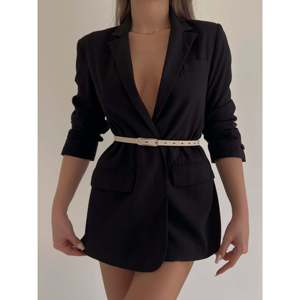 Cinturón Delgado de Estilo Casual para Mujer con Hebilla Ancha de Aleación - Product Image 3