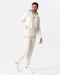 Conjunto Deportivo Personalizado de Algodón y Poliéster de 380 g/m², Sudadera con Capucha Extra Grande para Hombre, Pantalones Deportivos, Logotipo Bordado en Chenilla, Color Negro y Amarillo - Product Image 3