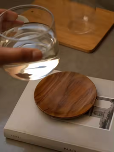 Sous-verres en bois de qualité supérieure Ensemble fait à la main Élégant et durable par l'artisanat en croissant - Product Image 2
