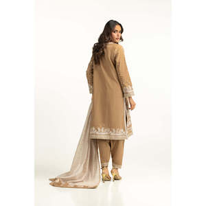 Ensemble 3 pièces Khaddar brodé en tissu lawn marron clair, style pakistanais, robe indienne semi-formelle pour l'hiver, IPSTD-55085 - Product Image 3