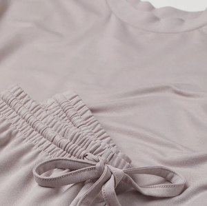 ชุดนอนผู้หญิงลายโลโก้ OEM ดีไซน์ทันสมัย กางเกงขาสั้น ชุดนอนผ้าฝ้าย 100% ใส่สบาย ระบายอากาศได้ดี - Product Image 6