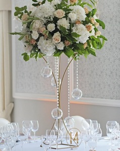 Hermoso y elegante centro de mesa de boda con un soporte de metal de estilo antiguo hecho a mano para una decoración de mesa de alta calidad - Product Image 3