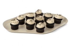 Bandeja de servicio de chocolate de metal decorativa, pieza elegante con acabado negro, agrega un toque de lujo a cualquier configuración festiva o de comedor - Product Image 6