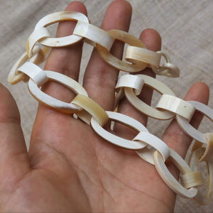 Collar de Lujo Hecho a Mano con Cuerno de Búfalo, Joyería Natural y Sostenible para Mujer, Alta Calidad - Product Image 1