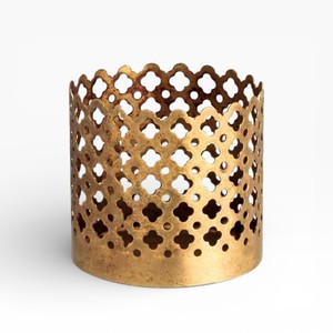 Ensemble de trois bougeoirs en métal finition or avec motif mandala pour des intérieurs élégants - Product Image 3