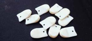 Dientes de alce de hueso natural hechos a medida con agujeros individuales adecuados para diseñadores de joyas de hueso y Artesanos Nativos para reventa - Product Image 3