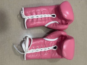 Guantes de Boxeo Rosa con Cordones, Calidad Premium, Hechos en Japón, Diseño Personalizado, Guantes de Boxeo y Sparring para Mujer, Disponibles en 8oz y 20oz - Product Image 4