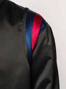 Veste bomber varsity noire en satin pour homme avec logo personnalisé, bandes contrastées sur les épaules, style baseball. - Product Image 4