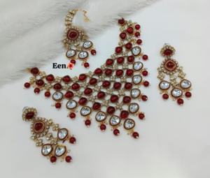 Tour de cou classique Kundan en plaqué or avec boucles d'oreilles et tikka pour les mariages et les fiançailles des femmes - Product Image 2