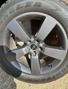 Ahora en venta: Juego de 4 llantas y neumáticos de aleación para Land Rover Defender. - Product Image 3