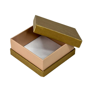 Vente en gros 64x64x45mm Boîtes cadeaux en papier velours avec logo personnalisé pour montres bracelets pendentifs-Boîtes à bijoux à motif carré - Product Image 1