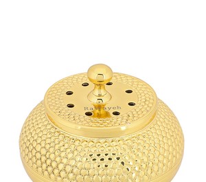 Brûleur d'encens arabe Bakhoor texturé doré de luxe avec couvercle orné en métal pour le Ramadan Majlis et l'usage domestique au Moyen-Orient - Product Image 5
