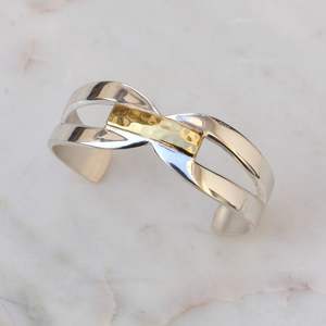 Pulsera Abierta Personalizada con Grabado para Mujer, Joyería de Diseño Hecha de Latón con Baño de Oro, Venta Directa de Fábrica - Product Image 2